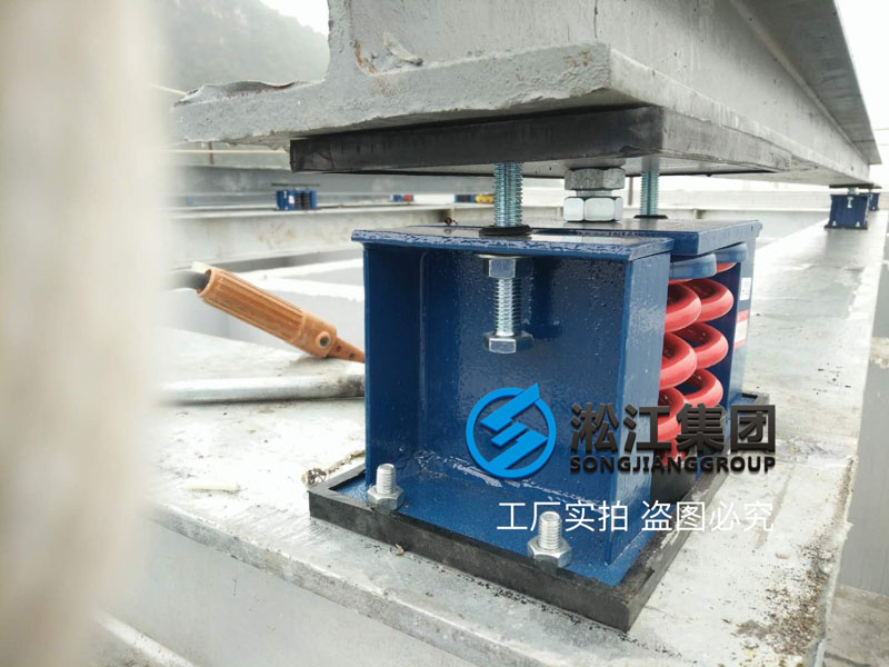 樓頂冷卻塔彈簧減震器安裝現(xiàn)場(chǎng)“這樣做就沒(méi)有震動(dòng)了” 樓頂冷卻塔彈簧減震器安裝現(xiàn)場(chǎng)“這樣做就沒(méi)有震動(dòng)了”