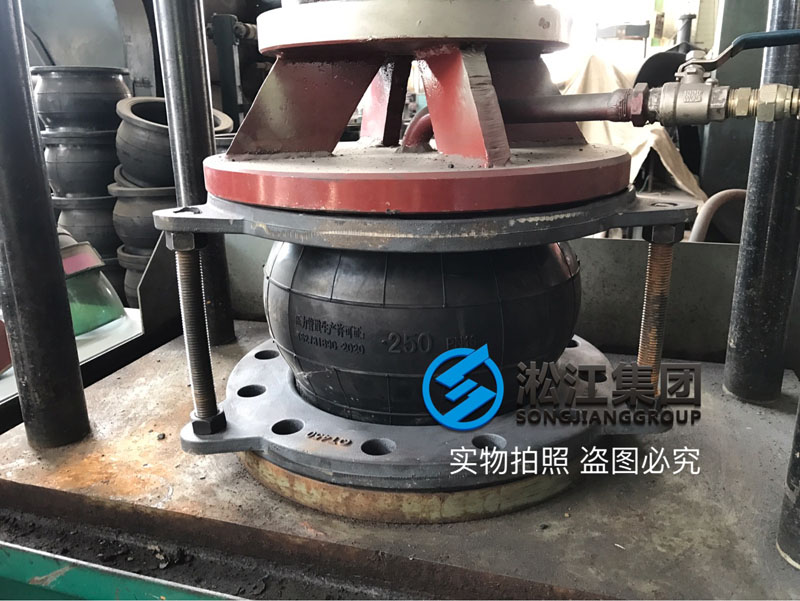 DN250橡膠接頭球墨法蘭強度檢測現(xiàn)場 DN250橡膠接頭球墨法蘭強度檢測現(xiàn)場