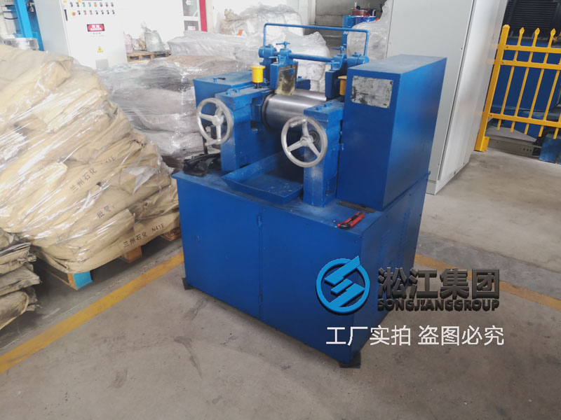 【檢測中心】橡膠接頭膠料試驗(yàn)采用6寸開煉機(jī) 【檢測中心】橡膠接頭膠料試驗(yàn)采用6寸開煉機(jī)